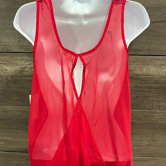 Only You: Women’s Sleeveless Blouse - Picture 3 of 3